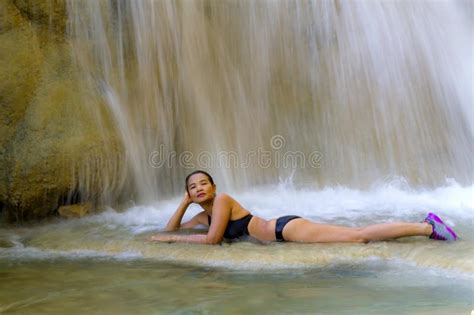 La Mujer En Negro Del Bikini Se Relaja En La Cascada De Erawan Foto De Archivo Imagen De
