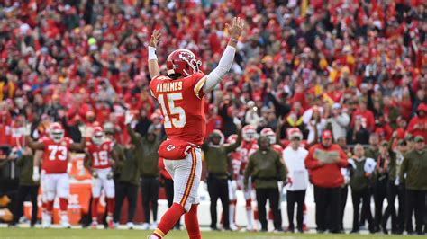 Patrick Mahomes Throws Pair of Touchdowns in Chiefs' Win