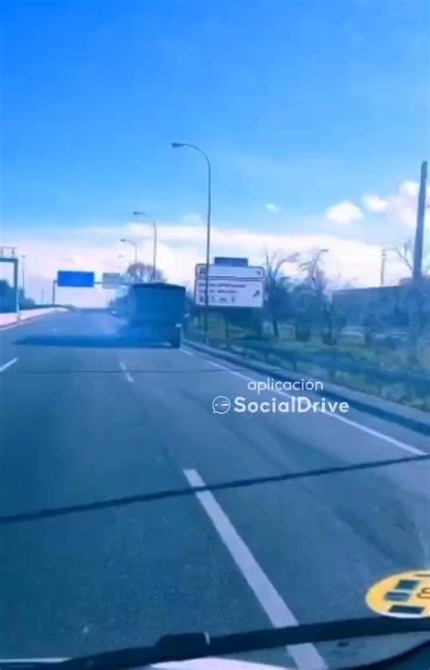 Socialdrive On Twitter Un Cami N Arrastra Un Coche Cientos De Metros