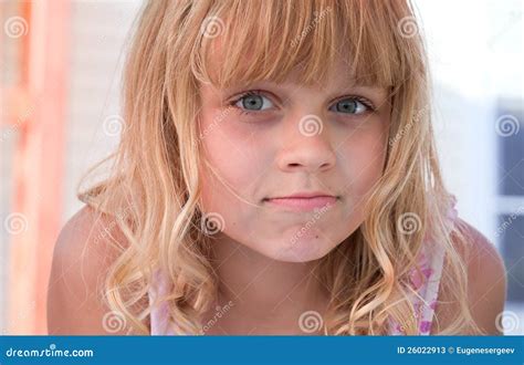 Petite Belle Verticale Blonde De Fille Image Stock Image Du Fermer