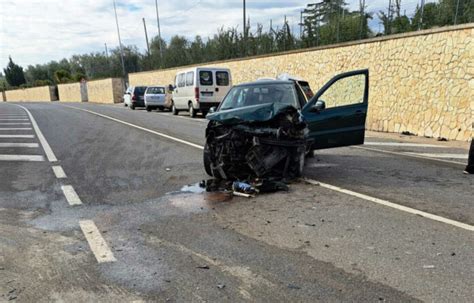 Violento Scontro Frontale Tra Auto Sulla Strada Per Il Castel Del Monte