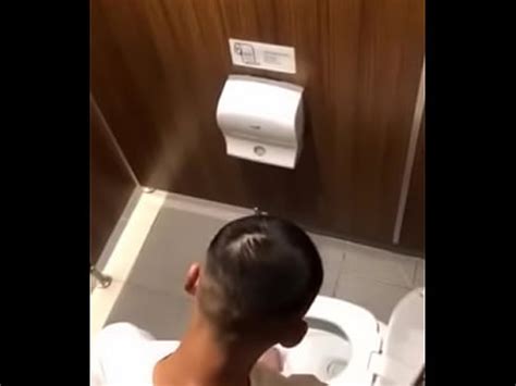 Quay lén thanh niên quay tay toilet siêu thị XVIDEOS