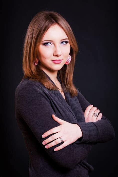 Brunette Met Lang Haar En Blauwe Ogen Stock Afbeelding Image Of Ogen Jong