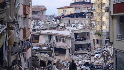 Séisme en Turquie 35 000 morts et une centaine de promoteurs