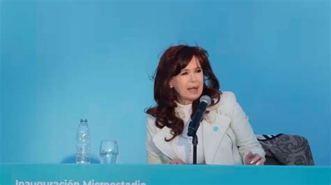 Cristina Kirchner chicaneó a Luis Caputo y envió un nuevo mensaje a la