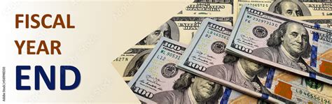 Foto Stock Text Fiscal Year End And Photo Of Us Dollar Banknotes