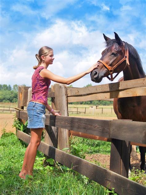 Jeune fille et cheval image stock Image du fille été 4896215