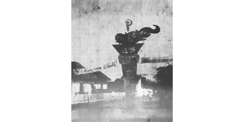 Tugu-Tugu Palu Arit di Indonesia - Historia