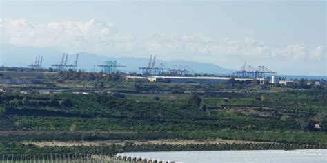 Gioia Tauro Le Tre Grandi Gru Arrivate Al Porto Gazzetta Del Sud