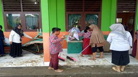 Banjir Di Musi Rawas Surut Guru Dan Murid SDN 2 Muara Lakitan Gotong