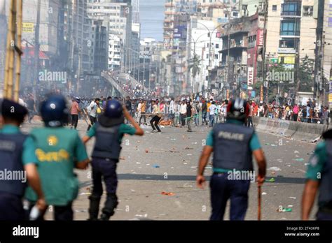 Aktivisten der nationalistischen Partei Bangladeschs BNP zünden Feuer