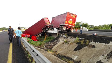 Aparatoso Accidente De Trailer De La Coca Cola Al Reporte