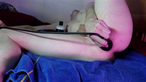 Красавчик растягивает до предела с помощью надувной анальной пробки Pornhub Gay