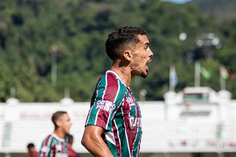 Emprestado meia celebra primeiro gol pelo sub 20 do Flu em clássico