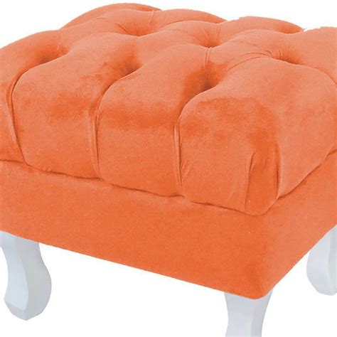 Puff Retrô Luis XV Capitonê Suede Laranja Pés Branco D Rossi