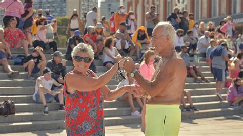 Tienen 70 Y Viajan De Adrogué A Mar Del Plata Todos Fines De Semana Solo Para Bailar En La