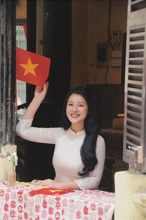 Cô giáo hot girl rạng rỡ trong tà áo dài mừng Đại lễ 30 4