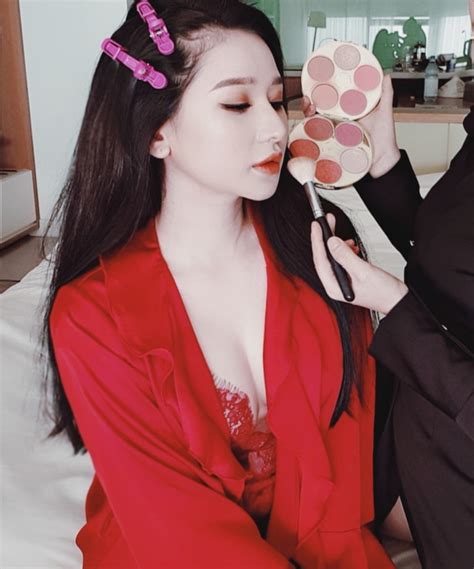 Sống trầm cảm suốt năm sau ly hôn Hồ Quang Hiếu hot girl Ivy giờ ra sao