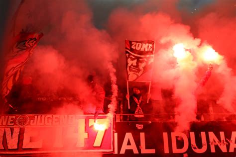 RB Leipzig muss Strafe zahlen hat aber Glück Fahnen Prügel und Pyro