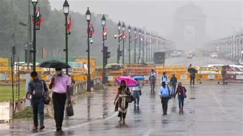 Delhi Weather दिल्ली एनसीआर में बारिश से मौसम हुआ सुहाना उमस वाली