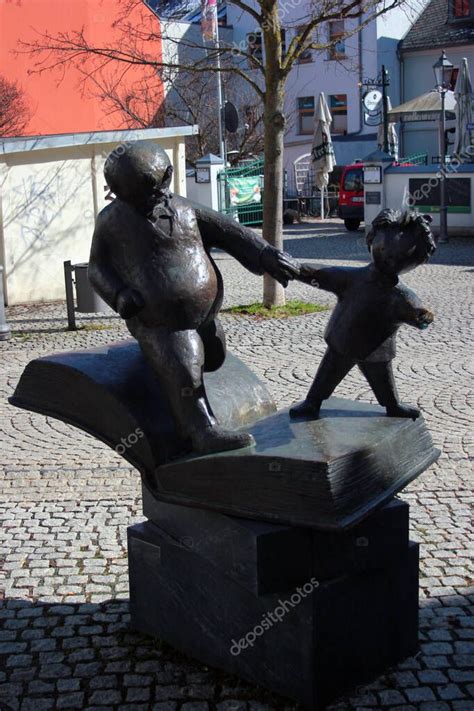 Plauen Alemania De Marzo De Escultura De Padre E Hijo Por