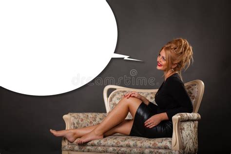 La Blonde Sexy Sur Le Divan Dit Photo Stock Image Du Fille Cuir 63891070