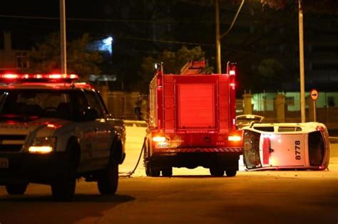 Viatura da polícia capota durante perseguição policial ficou ferido