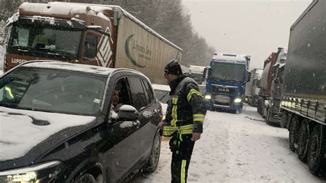 Schneechaos Auf Der A Feuerwehr Und Drk Versorgen Menschen Im Stau