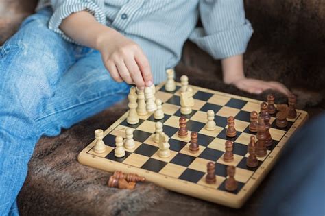 Père Et Fils Jouent Aux échecs Tout En Passant Du Temps Ensemble à La