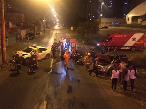 G1 Batida Entre Carros Danifica Poste E Deixa Motorista Ferido No Df