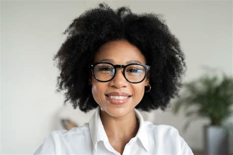 Retrato de uma mulher de negócios sorrindo mostrando os dentes no