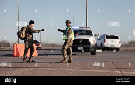 Un Soldat Du Bataillon De Police Militaire De Rd Qui Assure La