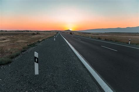 Carretera Asfaltada Con Colorida Puesta De Sol Foto Premium