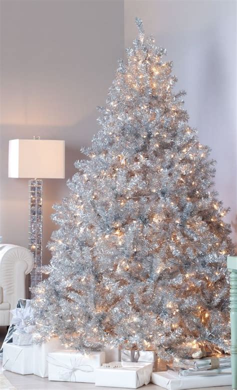 21 Silver Christmas Tree Décor Ideas - DigsDigs