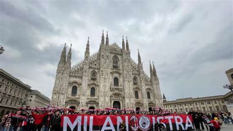 VIDEO MN Coro Dei Tifosi Rossoneri In Duomo Cresce L Attesa Verso