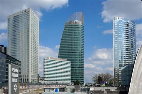 Quel futur pour la tour emblématique de La Défense ? - Streetart Paris