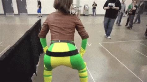 Rogue Twerking Rogue Twerking Ass Shaking Descubrir Y Compartir Gifs