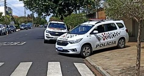 Fam Lia De Araraquara Feita Ref M Durante Assalto Na Vila Harmonia