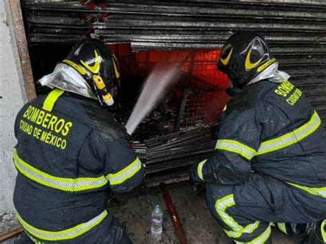 Incendio En Bodega De Zapatos Dur M S De Horas Activo Imagen Radio