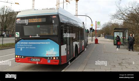 Ein Bus Der Hamburger Hochbahn Ag Steht An Der Haltestelle R Benkamp