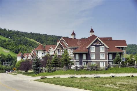 COLLINGWOOD, on, CANADA - JULY 20, 2017: View of Lodging and Sho ...