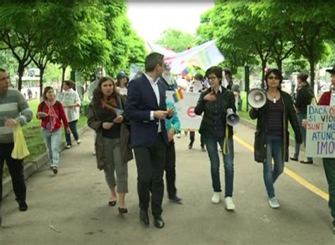 Parada gay ilor huiduită şi stropită cu aghiazmă la Chişinau Portalul Moldova Ortodoxă