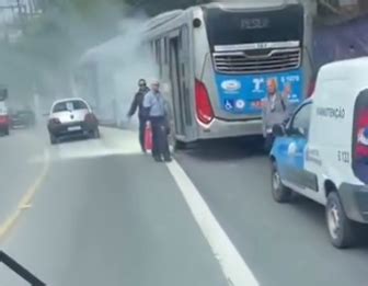 Ônibus da Viação Grajaú sofre princípio de incêndio na Avenida Dona