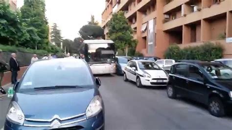 Auto Vigili Roma Parcheggia Male E Blocca Traffico 2Video YouTube