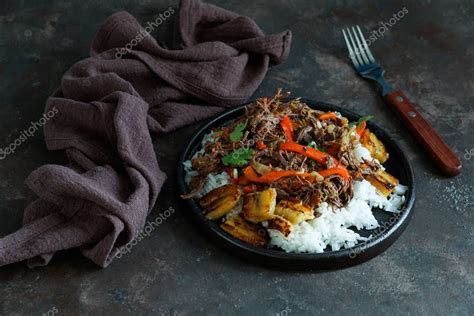 Comida latinoamericana Ropa Vieja con plátanos fritos y arroz carne