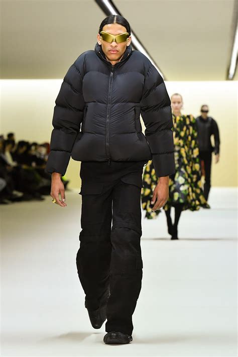 BALENCIAGA เปิดตัวเสื้อผ้าฤดูหนาว 2023 ที่สงบนิ่งมากกว่าครั้งไหนๆ