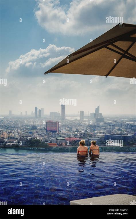 Fillettes en bikini Banque de photographies et dimages à haute résolution Alamy