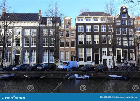 Vista Do Canal De Amsterdão De Casas Holandesas Típicas E De Barcos