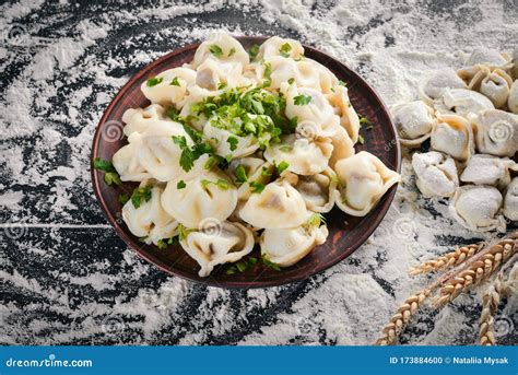 Bolas De Masa Hervida Rusas Tradicionales De Los Ravioles De Pelmeni