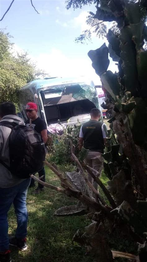 Autobús de turismo se accidenta en carretera de Cotaxtla Veracruz hay